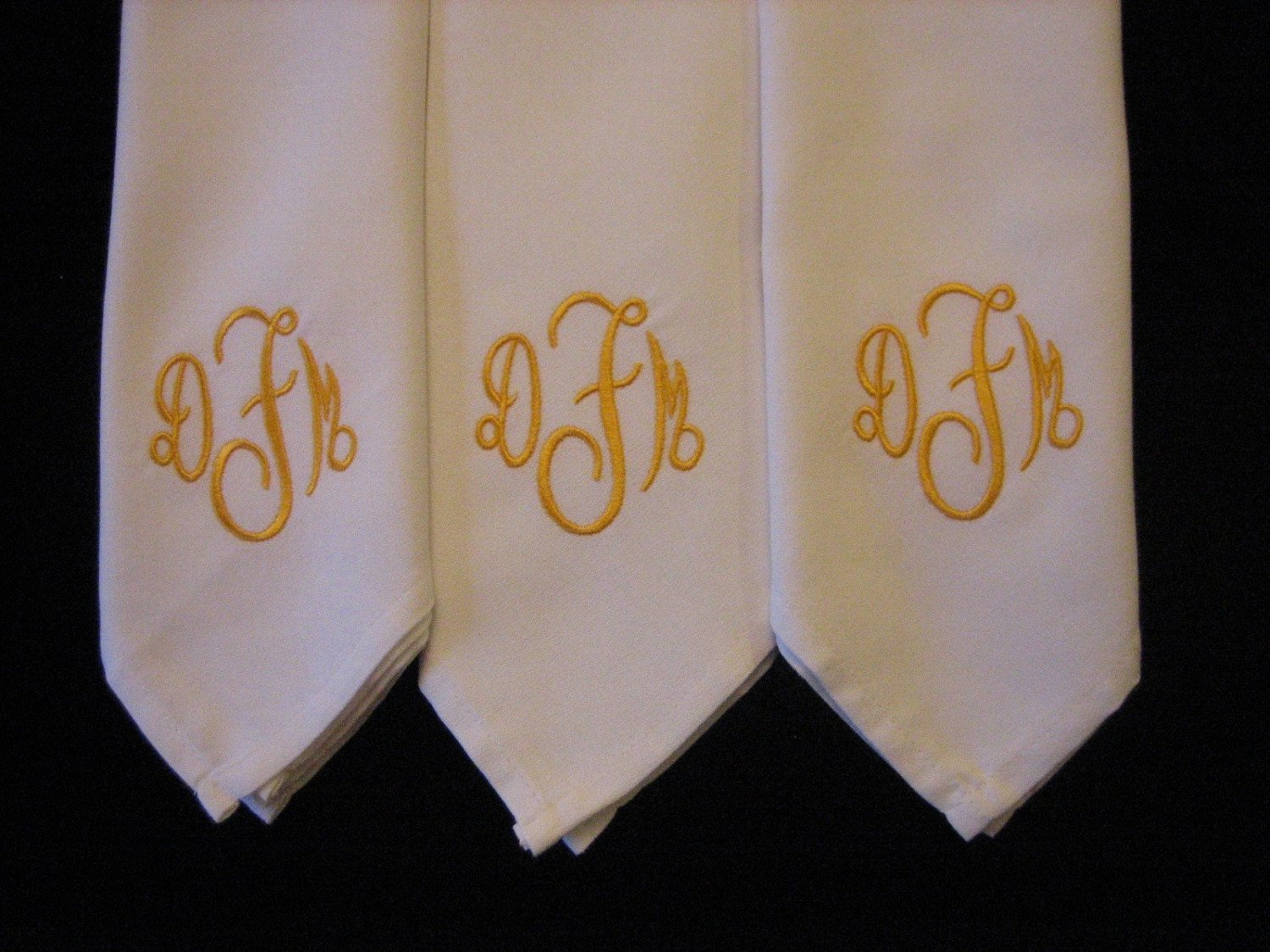 8 Monogrammed dinner napkins includes shipping in the US